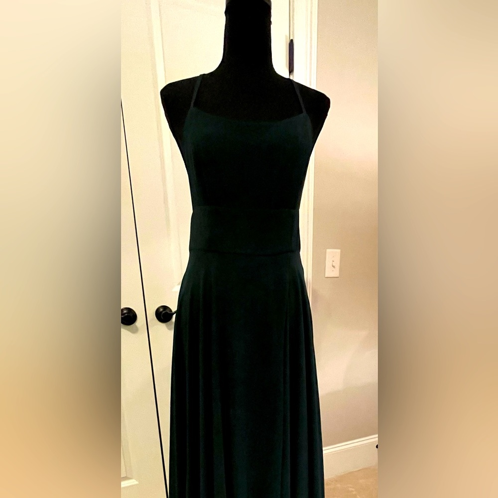 Lulus full-length, emerald green gown.